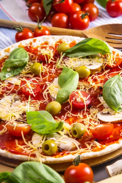 Hacer pizza casera de masa con champiñones, tomates y cad — Foto de Stock