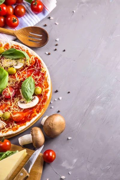 Hacer pizza casera de masa con champiñones, tomates y cad — Foto de Stock