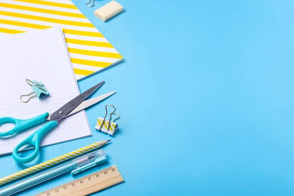 Schreibwaren für die Schule - 1. September Konzept — Stockfoto