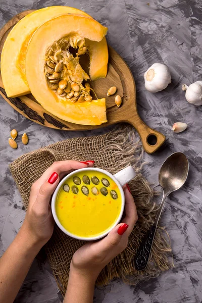Traditionella höst pumpa skålen-soppa med kryddor och vitlök — Stockfoto