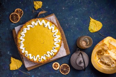 Baharatlı lezzetli yuvarlak kabak pasta beyaz krema ile süslenmiş ve