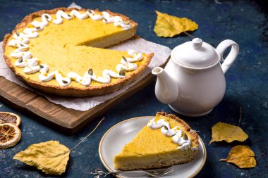 Baharatlı lezzetli yuvarlak kabak pasta beyaz krema ile süslenmiş ve