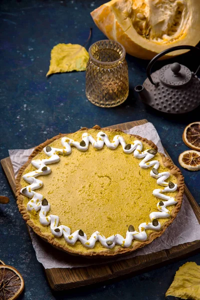 Délicieuse tarte à la citrouille ronde épicée décorée de crème blanche et — Photo