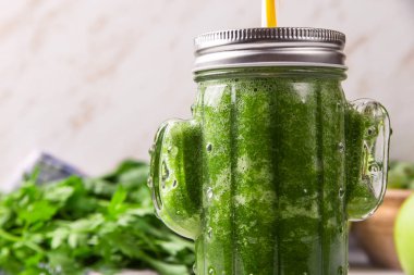Elma, ıspanak, avokado ve maydanoz yeşil maddeler arasında bir kaktüs şeklinde cam Yeşil Smoothie. Sağlıklı çiğ gıda ve detoks konsepti