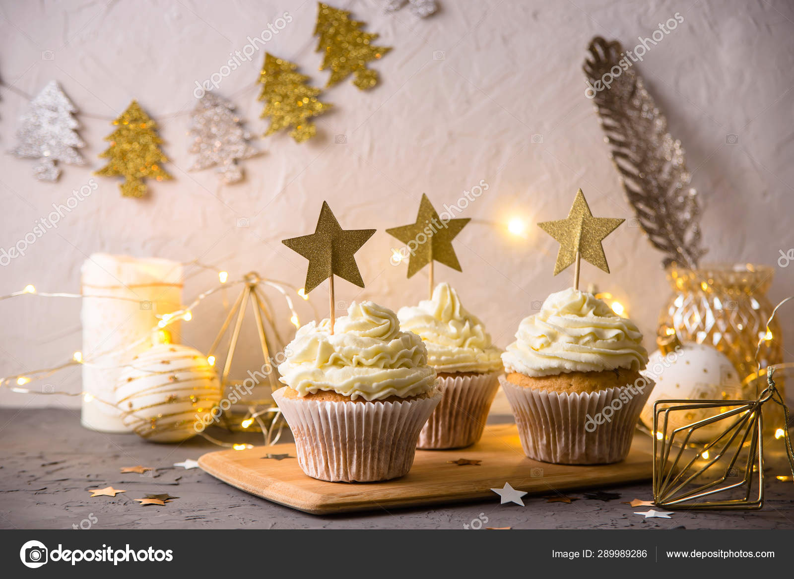 Cupcakes De Dessert Styles De Noel Avec Creme Et Etoiles Dorees Image Libre De Droit Par Vsamarkina C Cupcakes De Dessert Styles De Noel Avec Creme Et Etoiles Dorees Image Libre De Droit Par Vsamarkina C