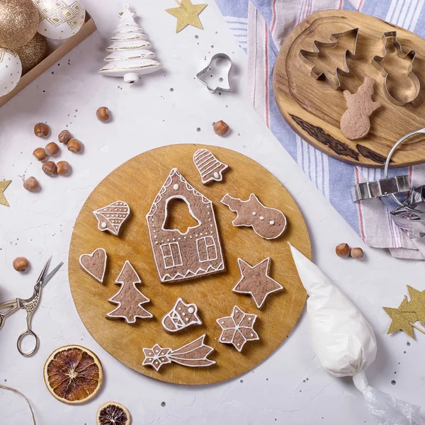 Traditionelle Weihnachts-Lebkuchen neben der festlichen Dekoration — Stockfoto