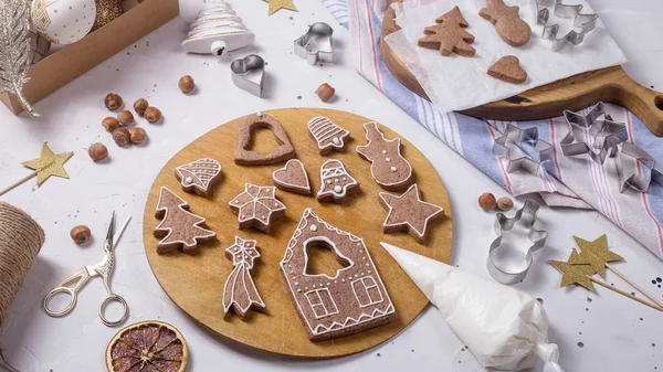 Traditionelle Weihnachts-Lebkuchen neben der festlichen Dekoration — Stockfoto