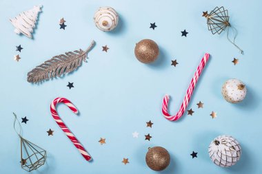 Parlak mavi backgroun üzerinde şeker çubukları ile Noel dekor