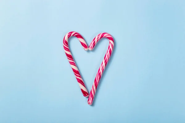 Cuore Due Bastoncini Caramelle Rosso Bianche Natale Uno Sfondo Blu — Foto Stock