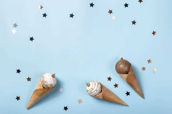 Морозиво з ялинковими кульками у вафельних конусах — стокове фото