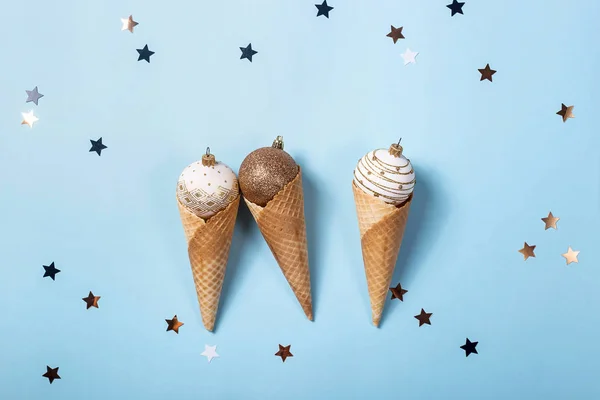 Inedible helado de bolas de Navidad en conos de gofre — Foto de Stock