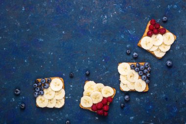 Fıstık Ezmesi, Muz, Ahududu ile Vejetaryen Öğle Sandviç 