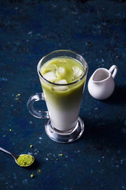 Yeşil matcha tozu süt ve buzlu çay yaz içeceği