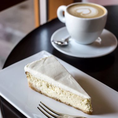 Kahvaltı için bir kafede kahve ve tatlı. Şehir break co