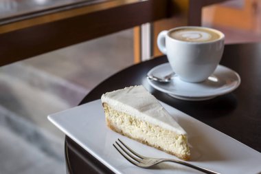 Kahvaltı için bir kafede kahve ve tatlı. Şehir break co