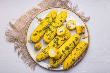 Sarı bir arka plan üzerinde ham olgun mısır kabakları