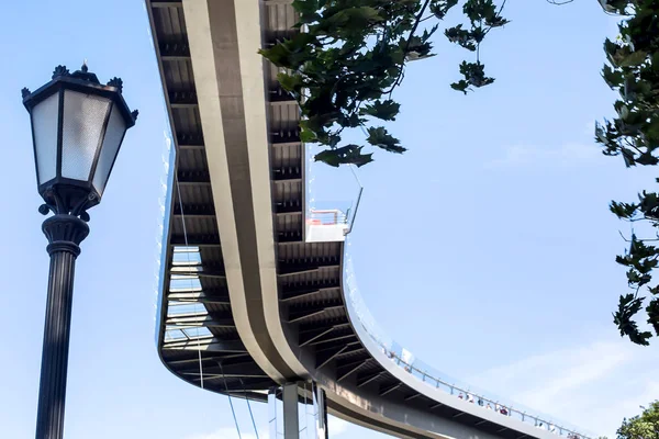 Ponte de arquitetura urbana moderna curvada contra o céu — Fotografia de Stock