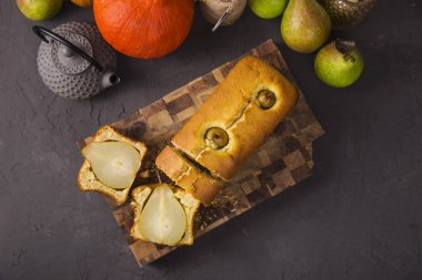 Bir sonbahar tatlısı olarak bütün armut ile taze ev yapımı kekler