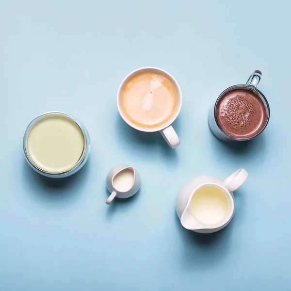 커피, 코코아, 말차와 화이트 크리머를 블루에 — 스톡 사진