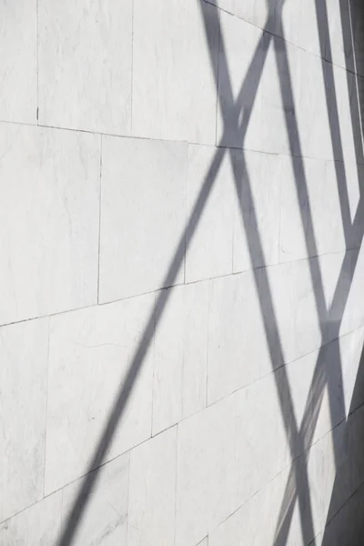Líneas suaves oscuras de sombras en un interior de mármol claro —  Fotos de Stock