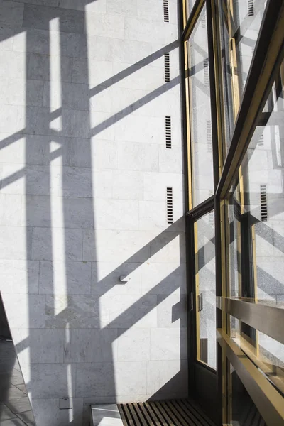 Des lignes sombres et lisses d'ombres dans un intérieur en marbre clair — Photo