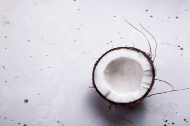 Gri beton arka plan üzerinde kabuk yarım hindistan cevizi