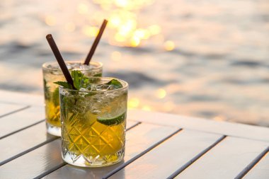 Bir yaz tatili olarak bir sokak kafede mojito hizmet