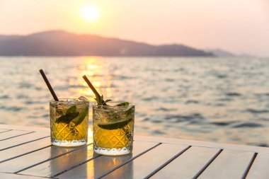 Bir yaz tatili olarak bir sokak kafede mojito hizmet