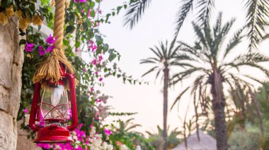 Yeşil bitkiler arasında sokak kırmızı lambası. Arka plan