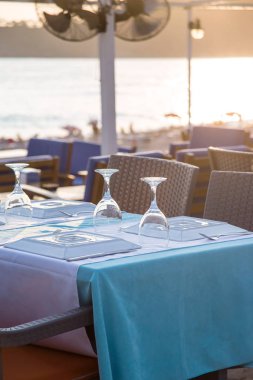Deniz tarafından öğle veya akşam yemeği için seyahat masası
