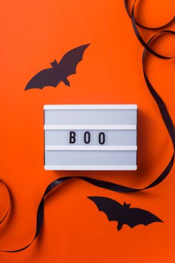 Parlak turuncu ba siyah halloween karakter ve aksesuarları