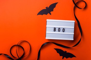 Parlak turuncu ba siyah halloween karakter ve aksesuarları