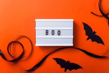 Parlak turuncu ba siyah halloween karakter ve aksesuarları