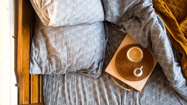Café preto em uma xícara transparente na cama na manhã de outono — Fotografia de Stock