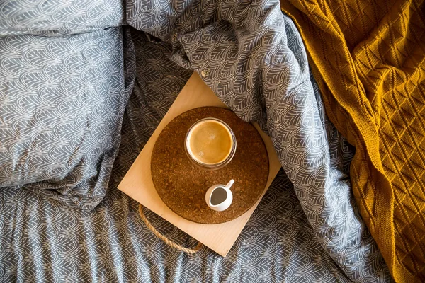 秋の朝、ベッドの透明なカップにブラックコーヒー — ストック写真