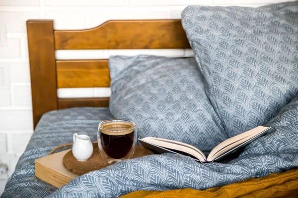 Black coffee in a transparent cup in bed in the autumn morning — Stock Photo, Image