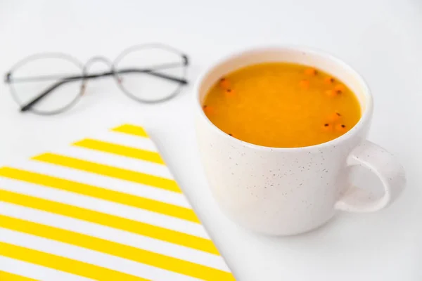 Té de frutas de espino cerval de mar caliente en el escritorio. Temporada de otoño — Foto de Stock