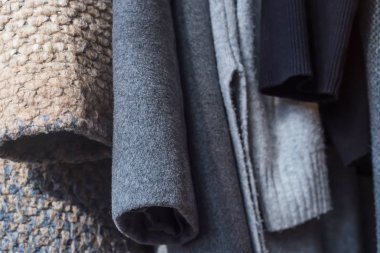 Sonbahar ve kış için koyu renklerde kadınsı şeyler.