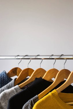 Sonbahar ve kış için koyu renklerde kadınsı şeyler. 