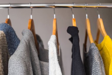 Sonbahar ve kış için koyu renklerde kadınsı şeyler. 