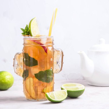Nane nektarinli ev yapımı buzlu çay ve kaktüs şeklinde bir bardakta limon. Yaz ferahlatıcı içecek.