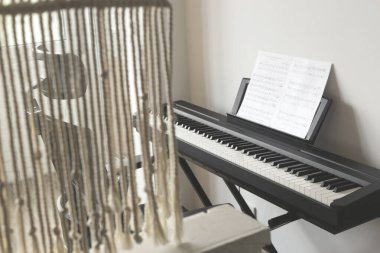 Elektronik piyano. İçi aydınlık ve rahat notalarla dolu. Ev konsepti hobisi. 