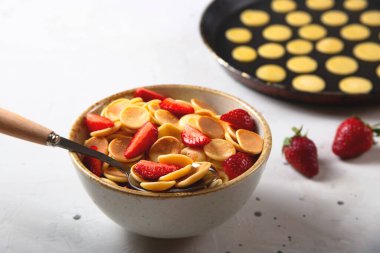 Krep gevreği, çilekli karantina kahvaltısı. Yan tarafa.. 