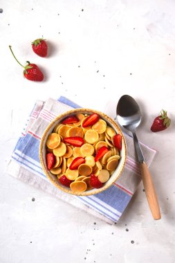 Krep gevreği, çilekli karantina kahvaltısı. Üst görünüm.