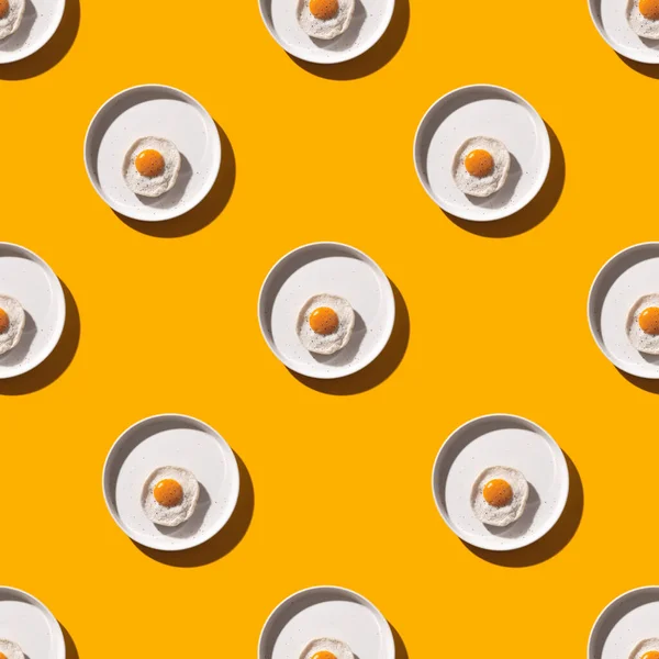 Saf Gölgeli Sarı Bir Masada Yuvarlak Bir Tabakta Pürüzsüz Yumurta — Stok fotoğraf