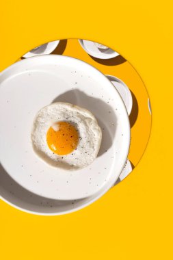 Sahanda yumurta, sarı kreatif çin kolajı.