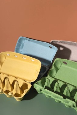 Yumurtalardan renkli tepsiler. Geri dönüşüm konsepti için çöp toplama.