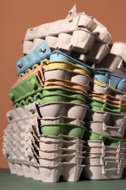 Yumurtalardan renkli tepsiler. Geri dönüşüm konsepti için çöp toplama.