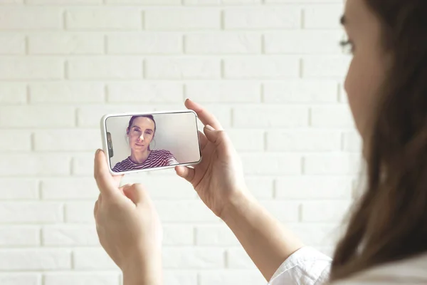 Mujer joven hablando con su hermana o amigo por videollamada — Foto de Stock