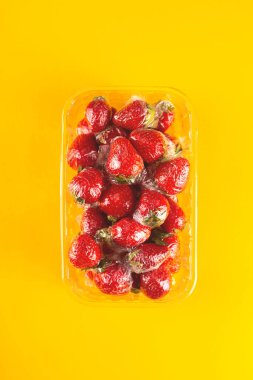 Bir sürü çilek plastiğe sarılıp sarılıyor.